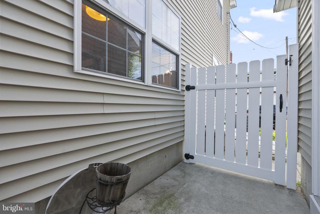 401 FARNSWORTH AVENUE