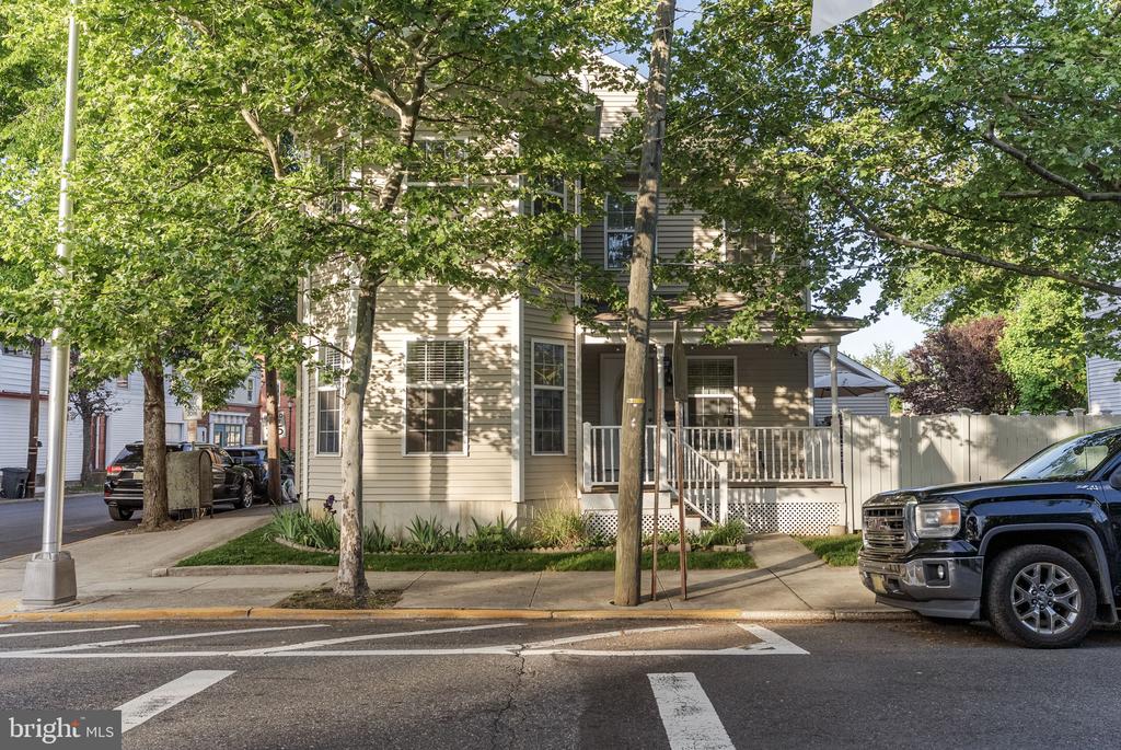 401 FARNSWORTH AVENUE