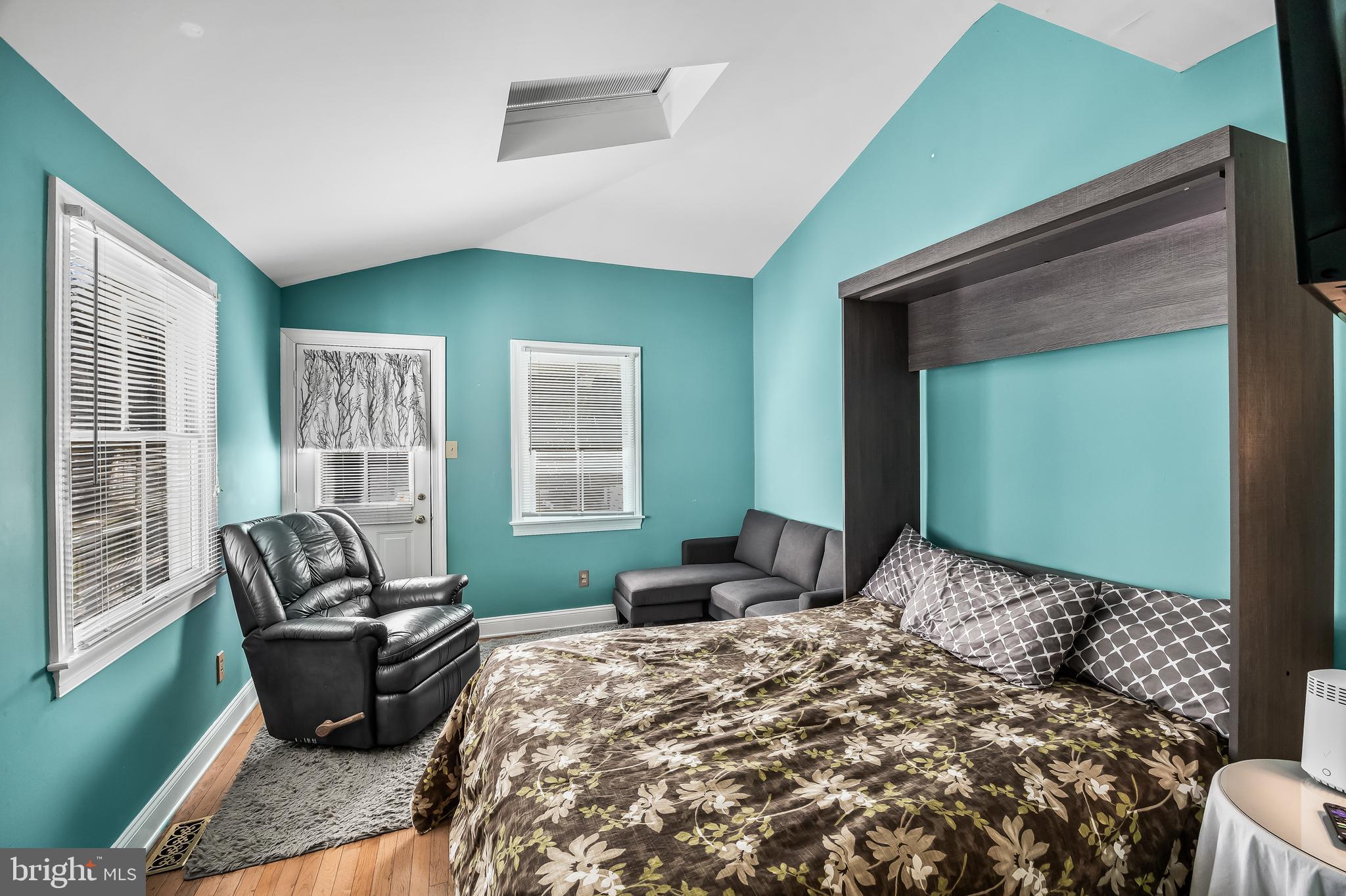 3 S LAKESIDE DRIVE W