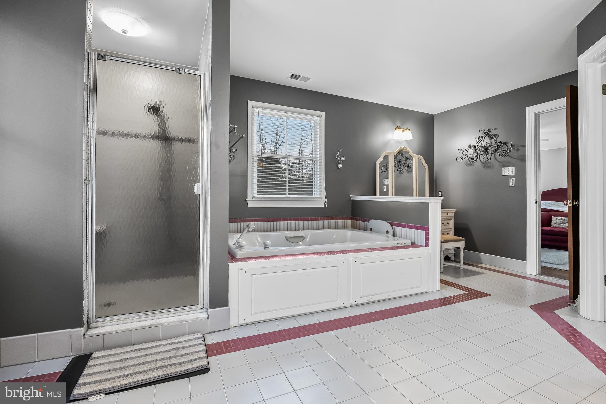 3 S LAKESIDE DRIVE W