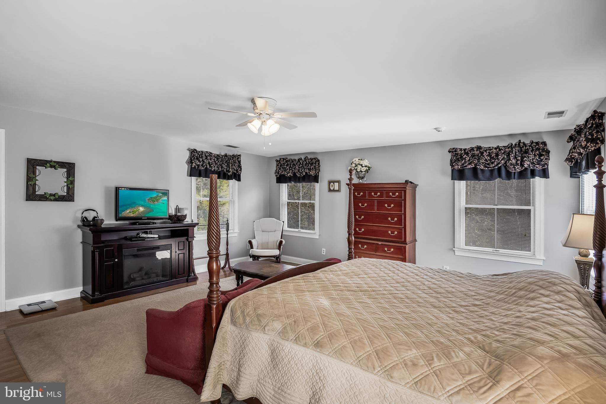 3 S LAKESIDE DRIVE W