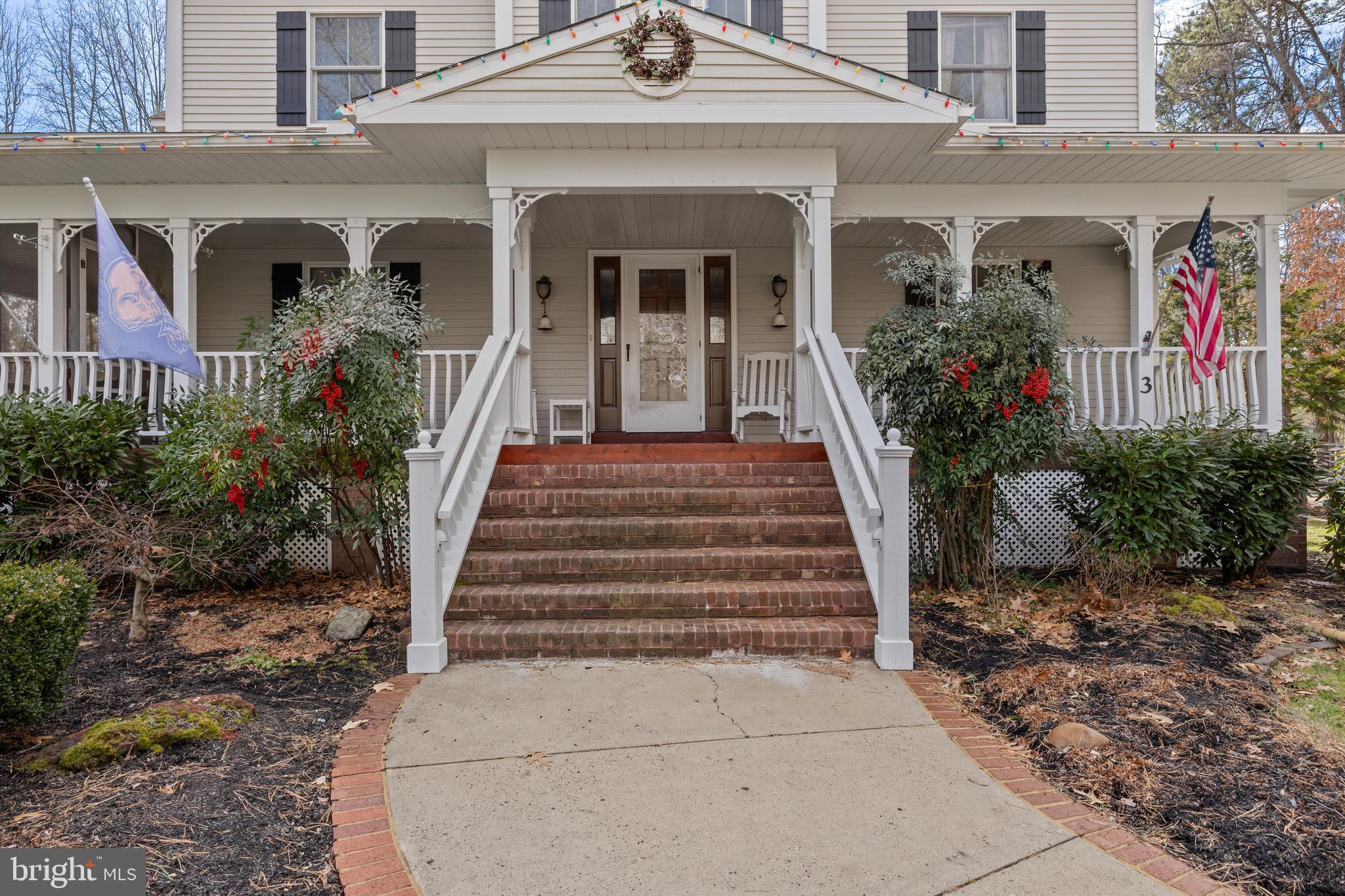 3 S LAKESIDE DRIVE W