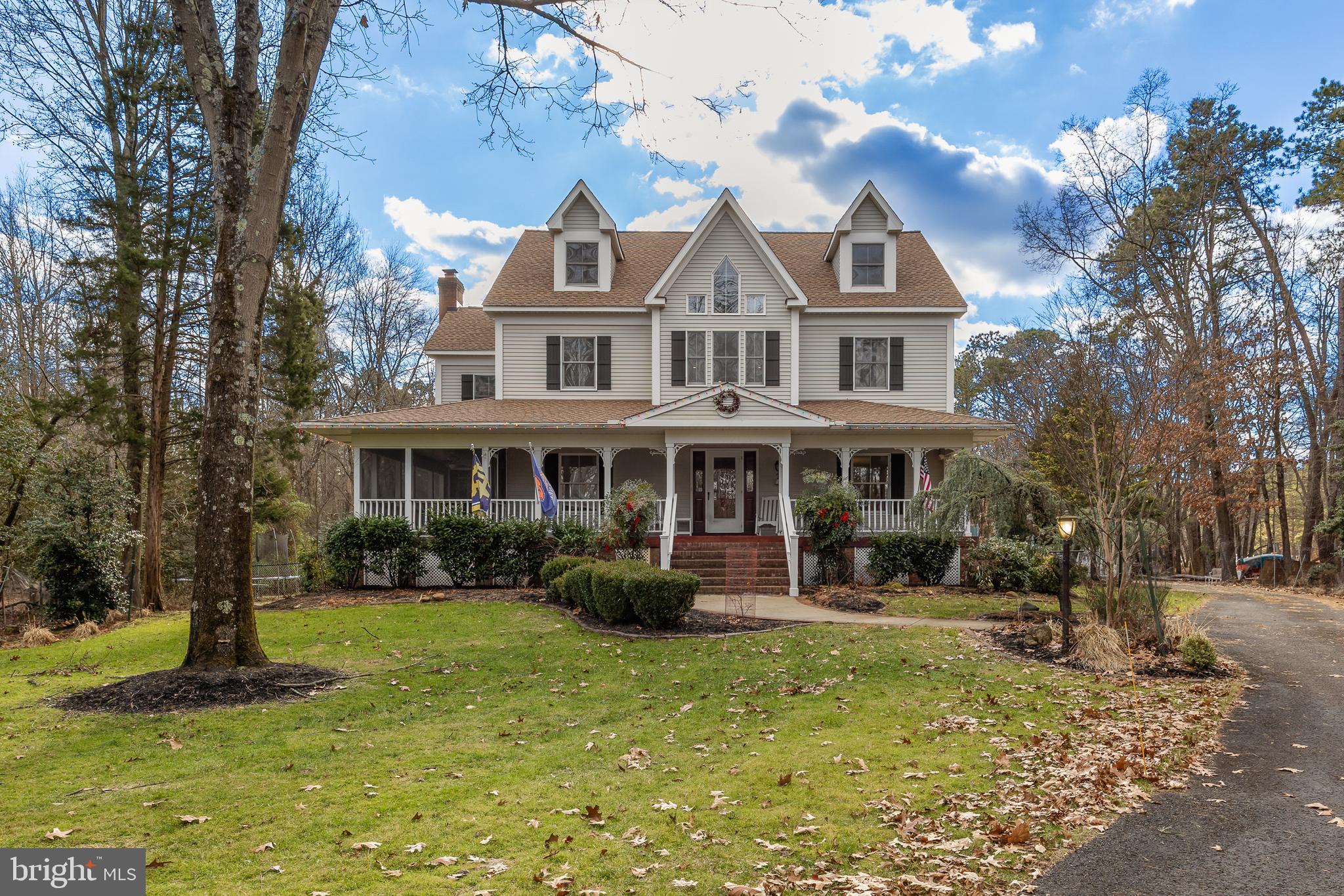 3 S LAKESIDE DRIVE W