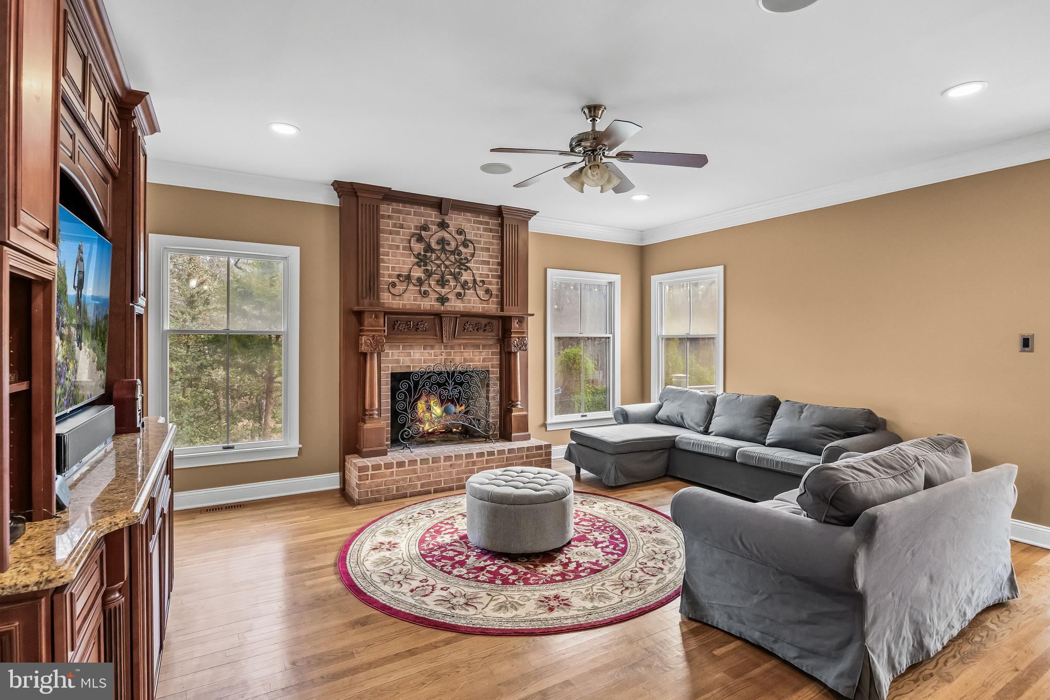 3 S LAKESIDE DRIVE W