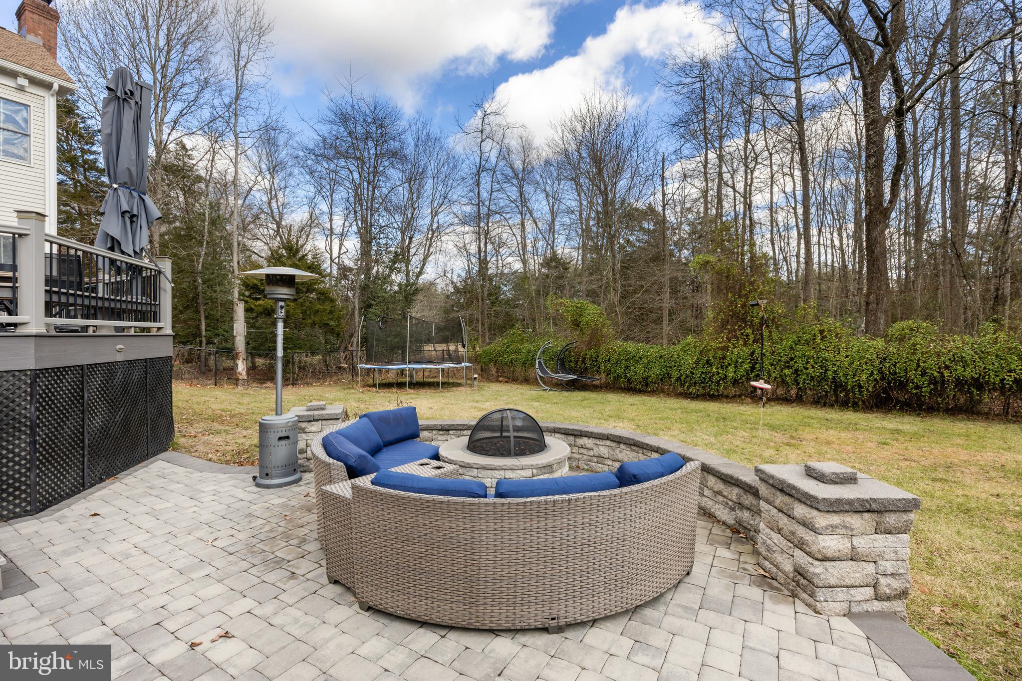 3 S LAKESIDE DRIVE W