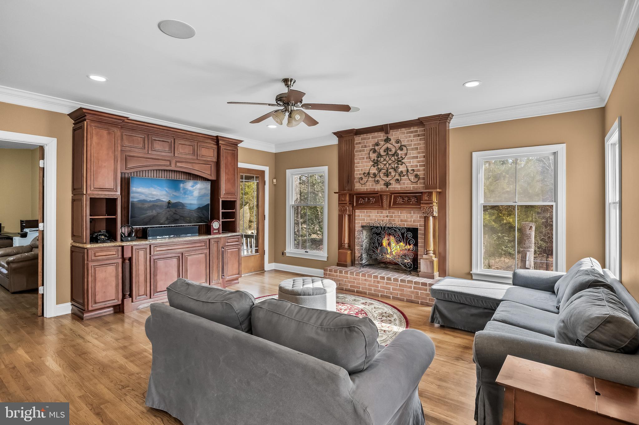 3 S LAKESIDE DRIVE W