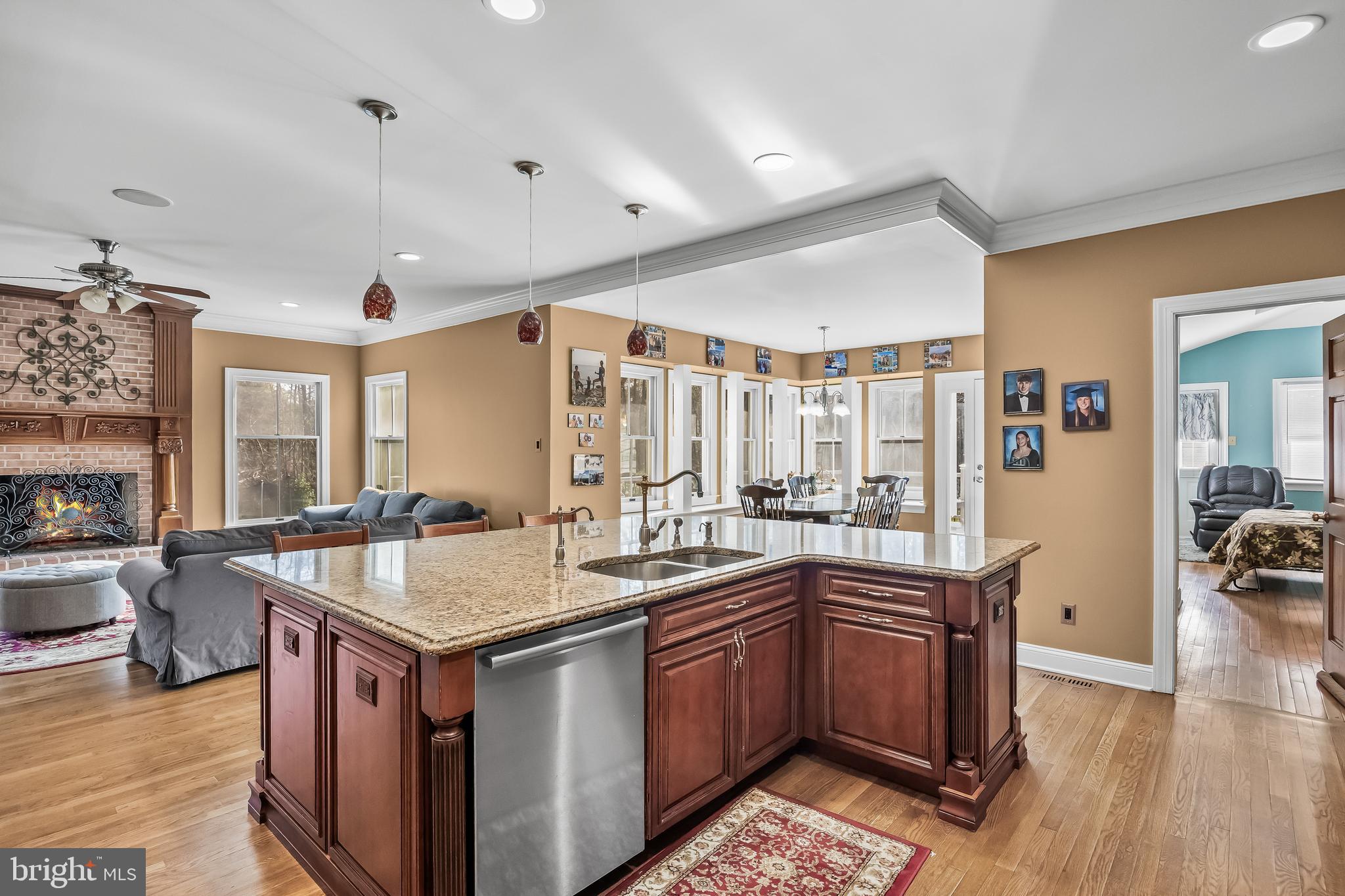 3 S LAKESIDE DRIVE W