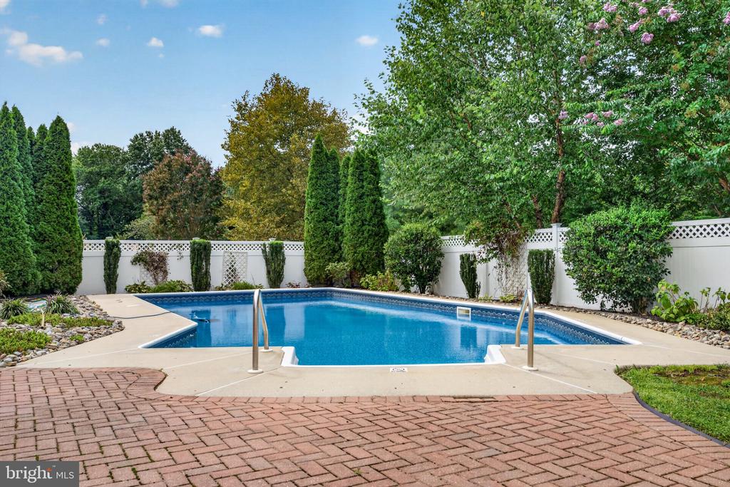 19 ANNAPOLIS DRIVE