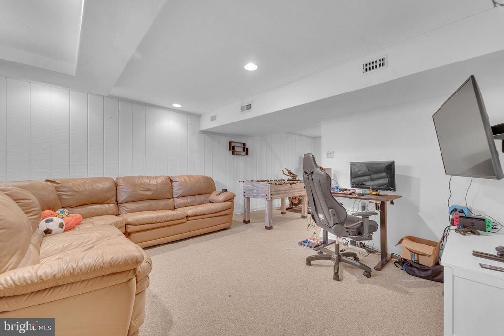 18 COUNTRY CLUB LANE