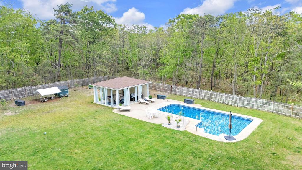 18 COUNTRY CLUB LANE