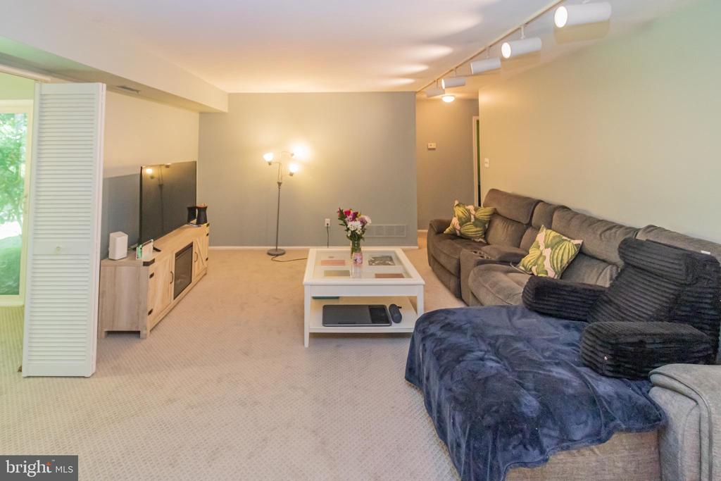 79 W BLUEBELL LANE