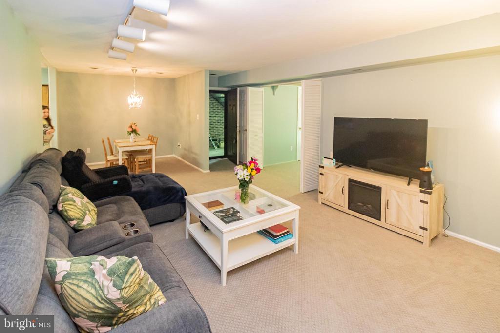 79 W BLUEBELL LANE