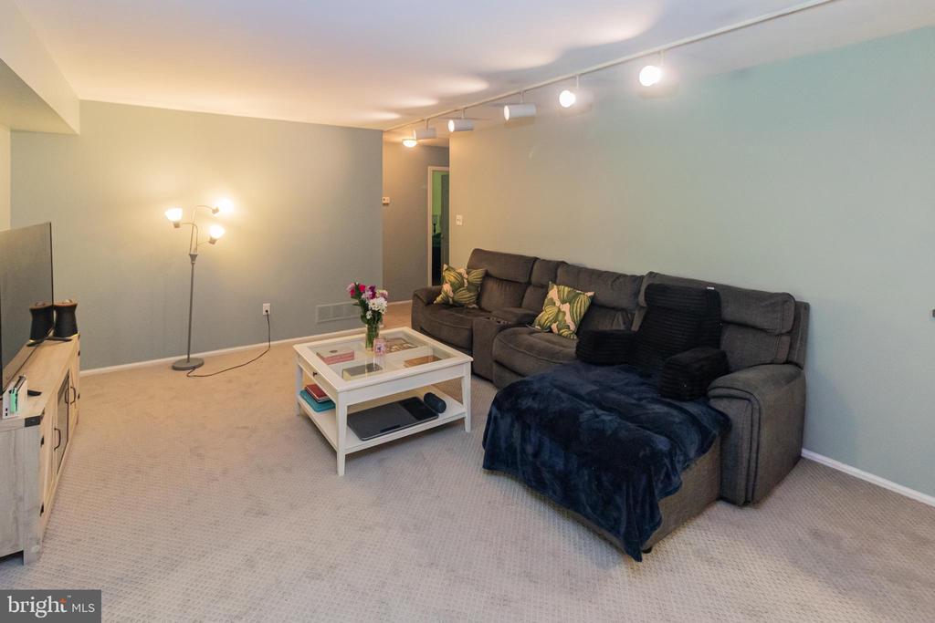 79 W BLUEBELL LANE