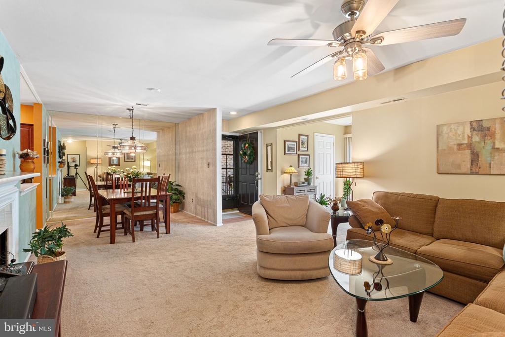 84 W BLUEBELL LANE