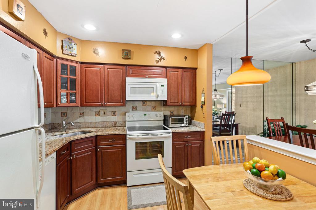 84 W BLUEBELL LANE