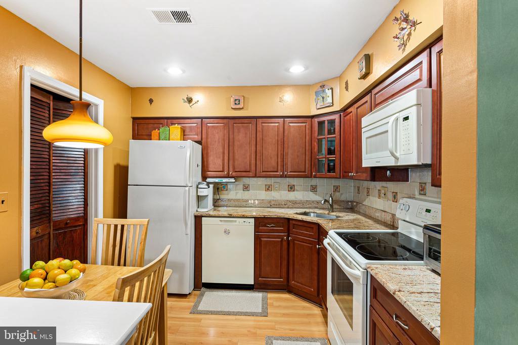 84 W BLUEBELL LANE
