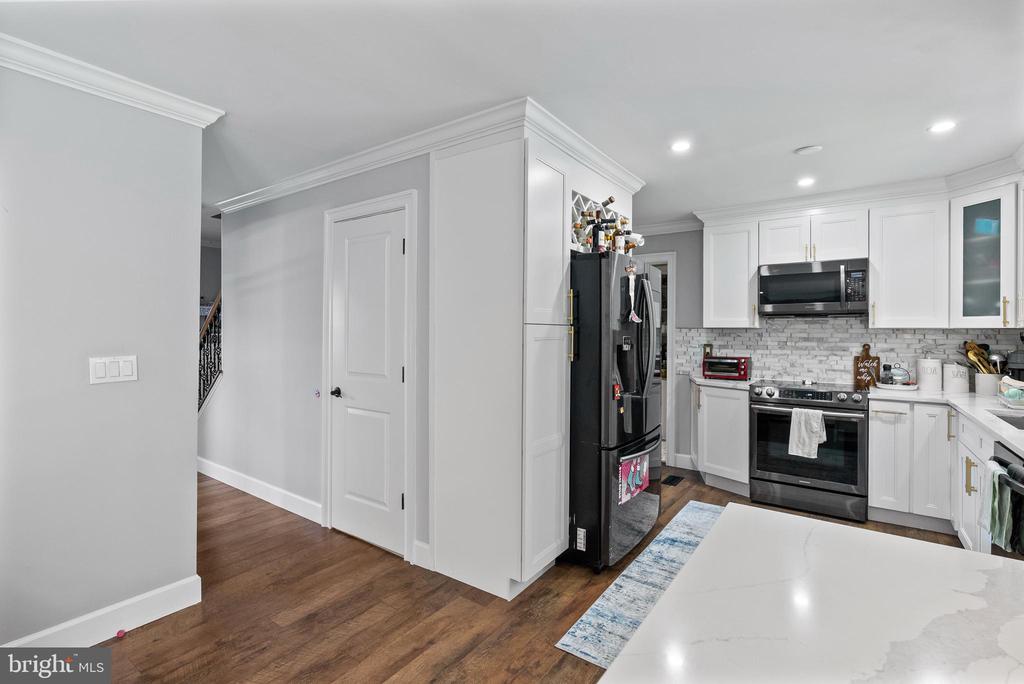 2 LEE COURT