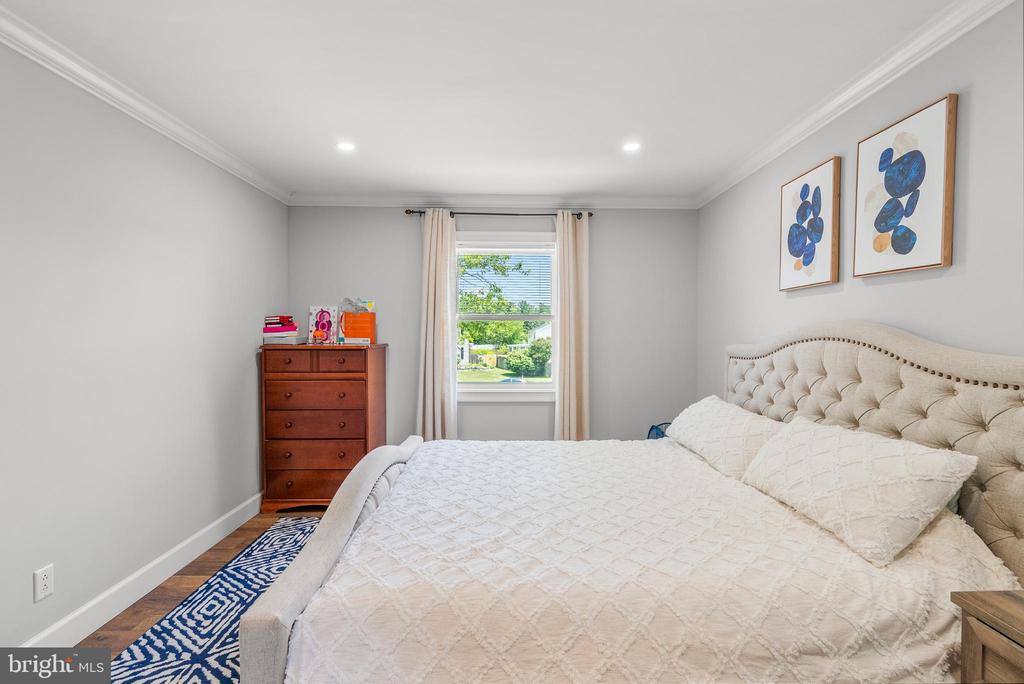 2 LEE COURT