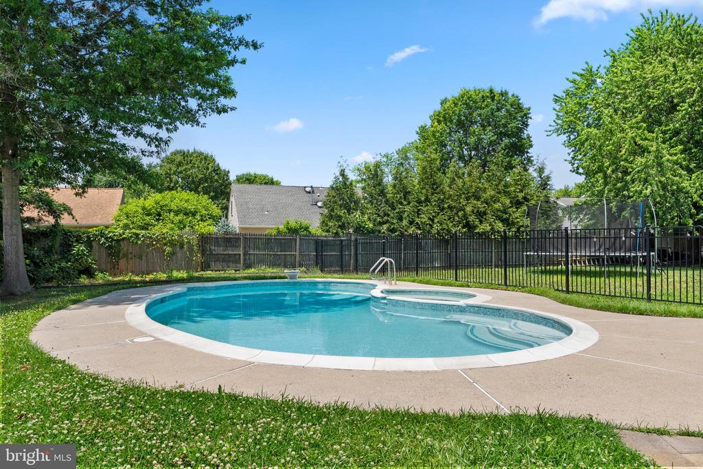 2 LEE COURT