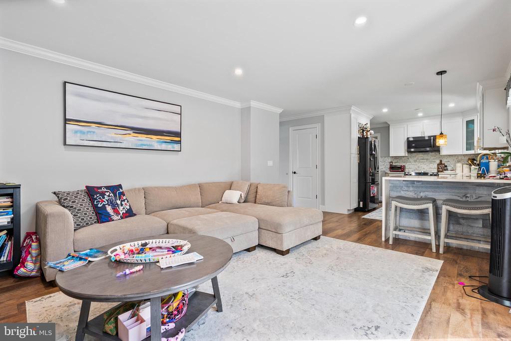 2 LEE COURT