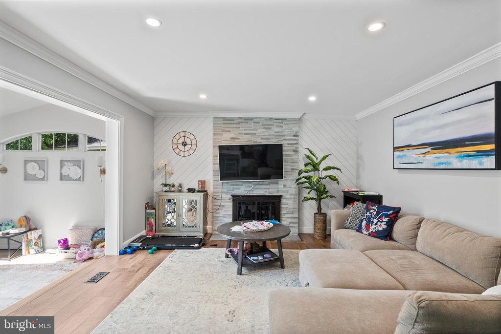 2 LEE COURT