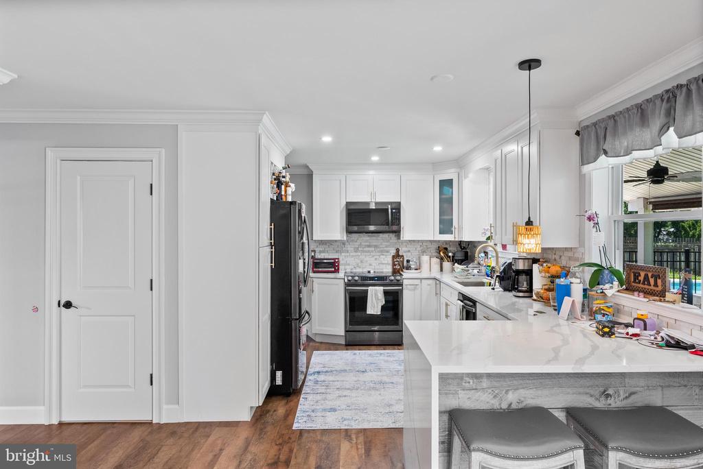 2 LEE COURT