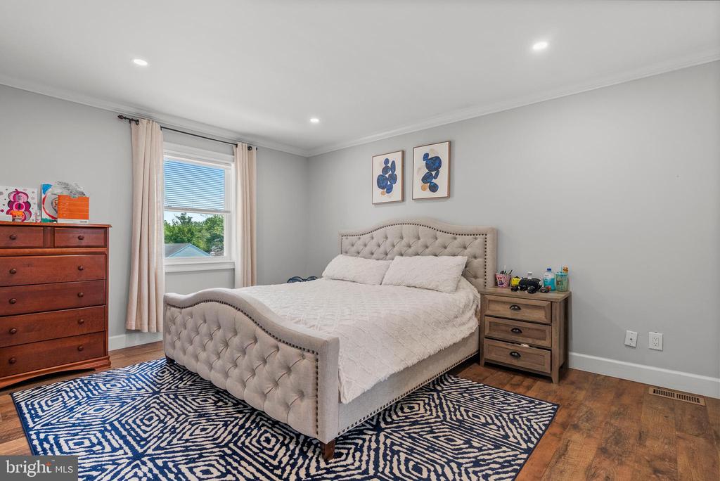 2 LEE COURT