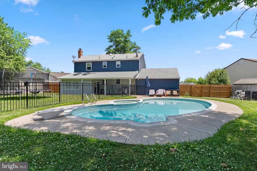 2 LEE COURT
