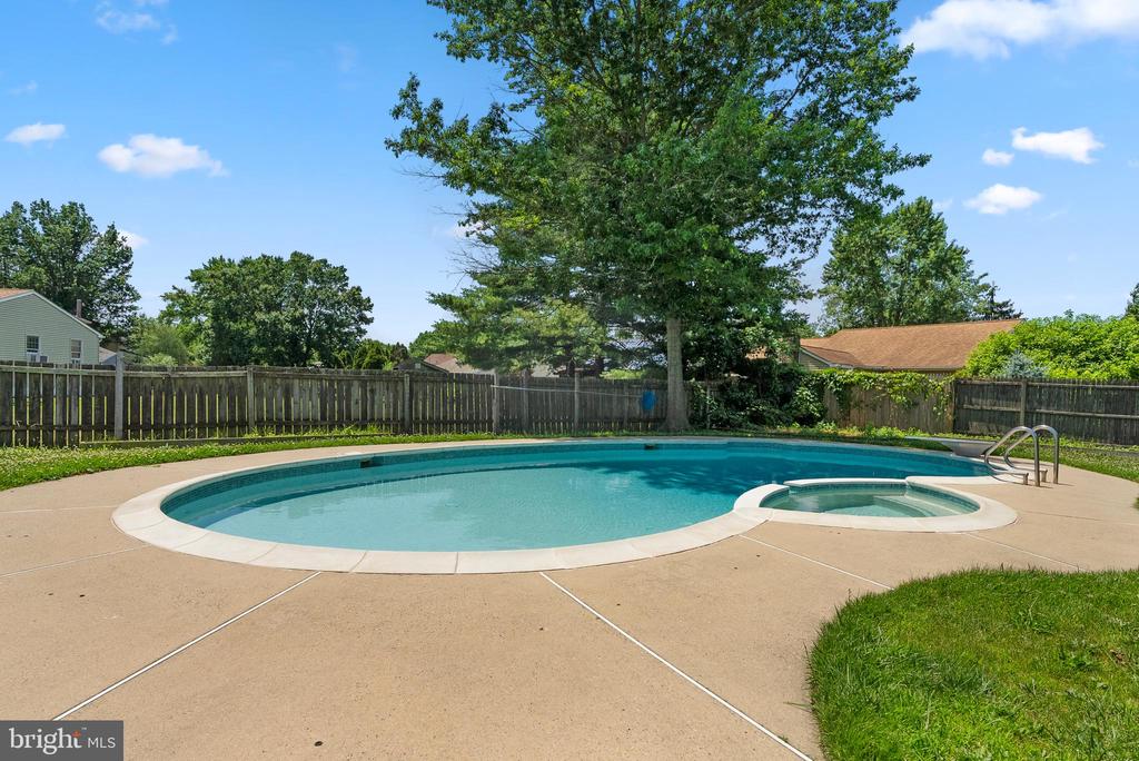 2 LEE COURT