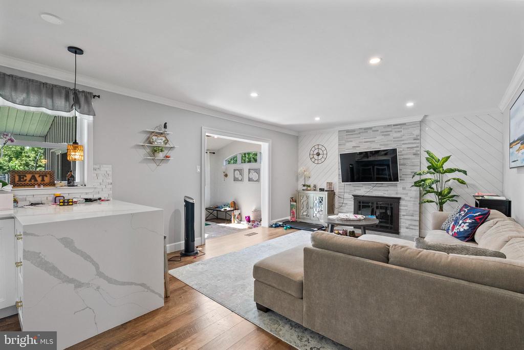 2 LEE COURT