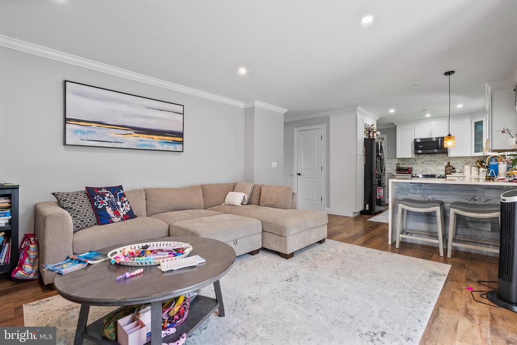 2 LEE COURT