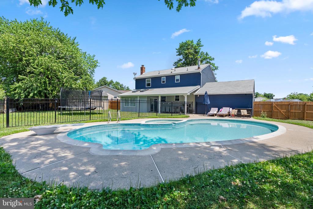 2 LEE COURT