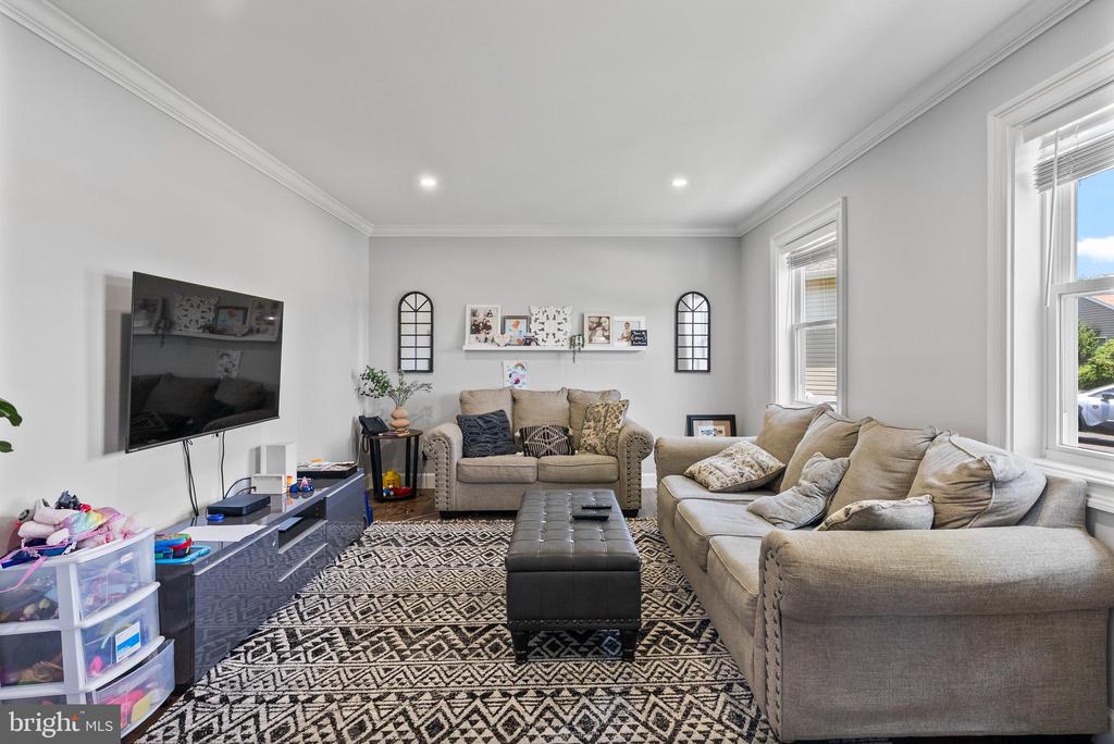 2 LEE COURT