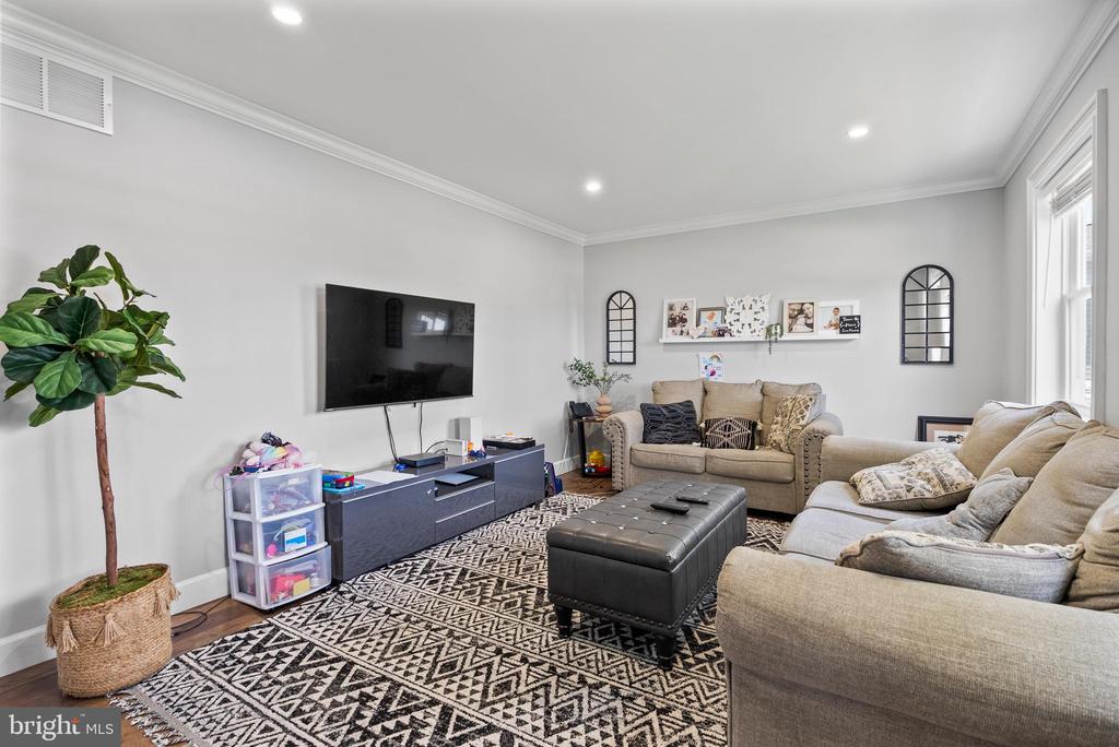2 LEE COURT