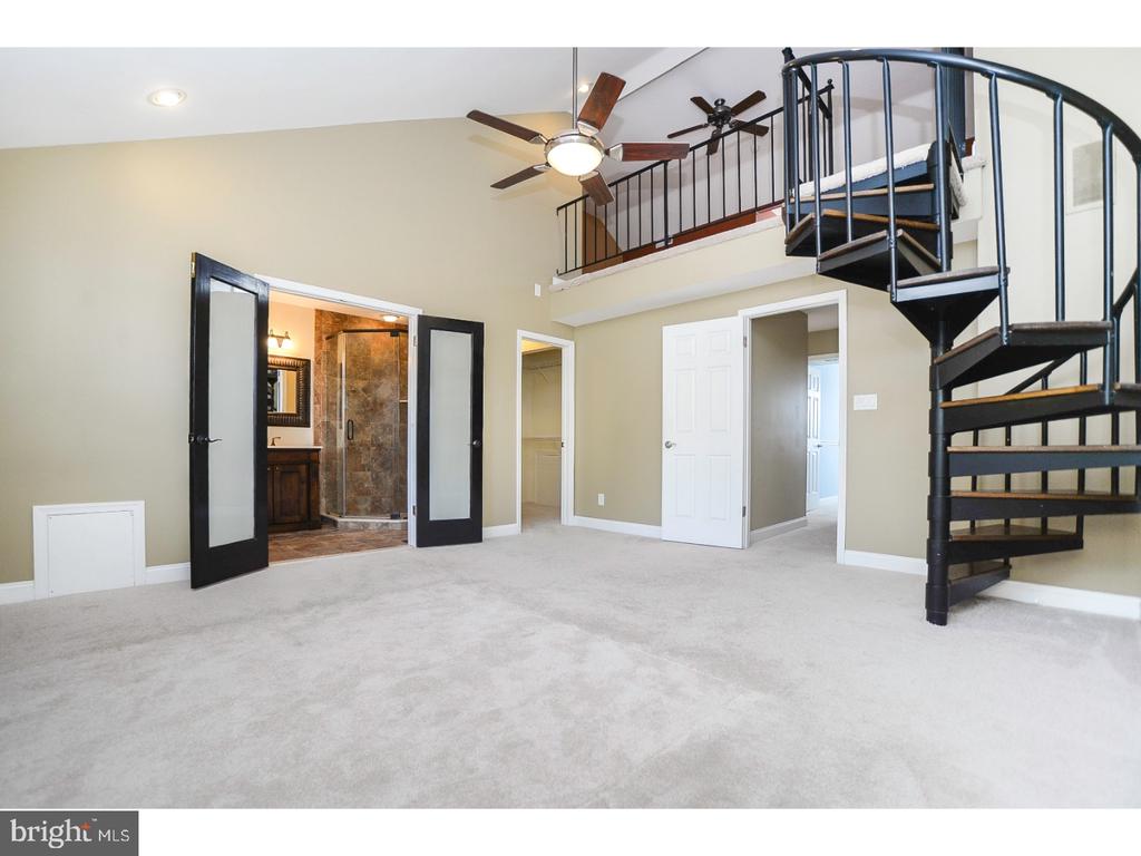 102 HAZELWOOD LANE