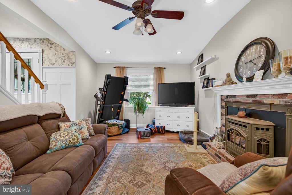 367 HOLLY ROAD
