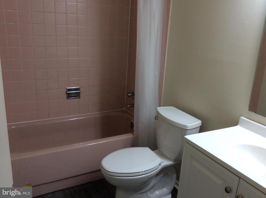 7 RITTENHOUSE COURT