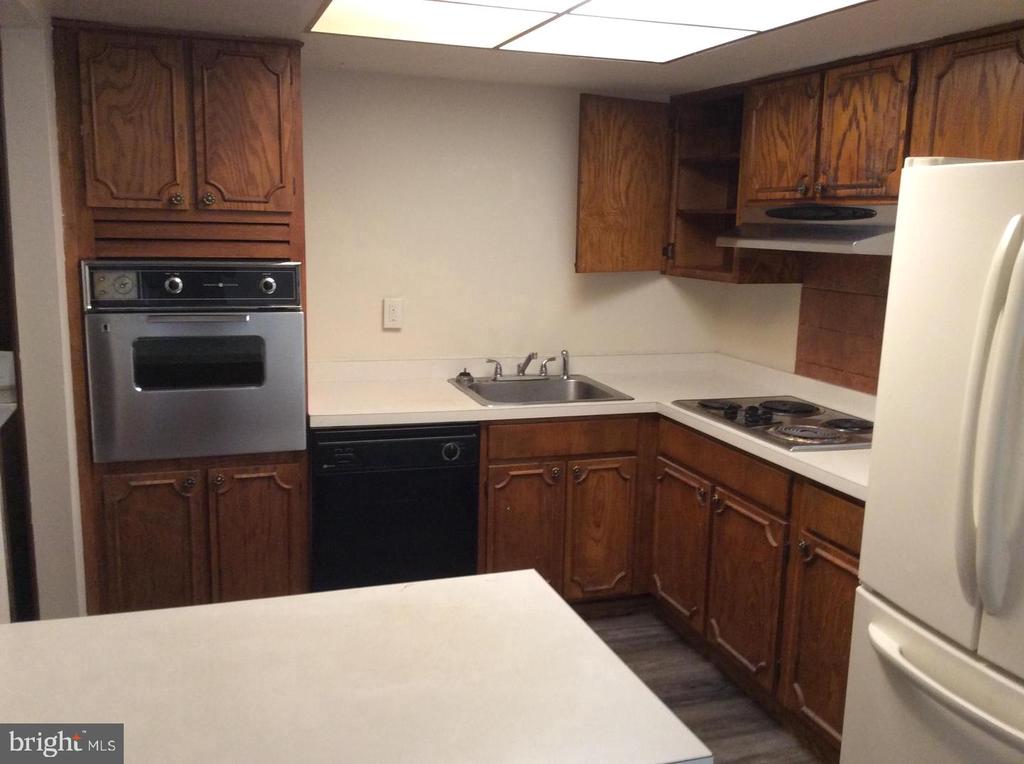 7 RITTENHOUSE COURT