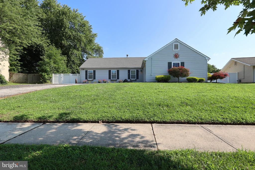 8 HOLMES LANE