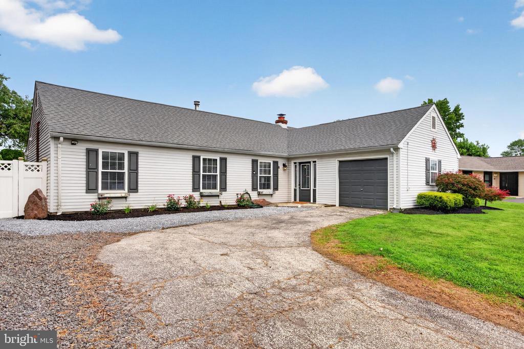 8 HOLMES LANE