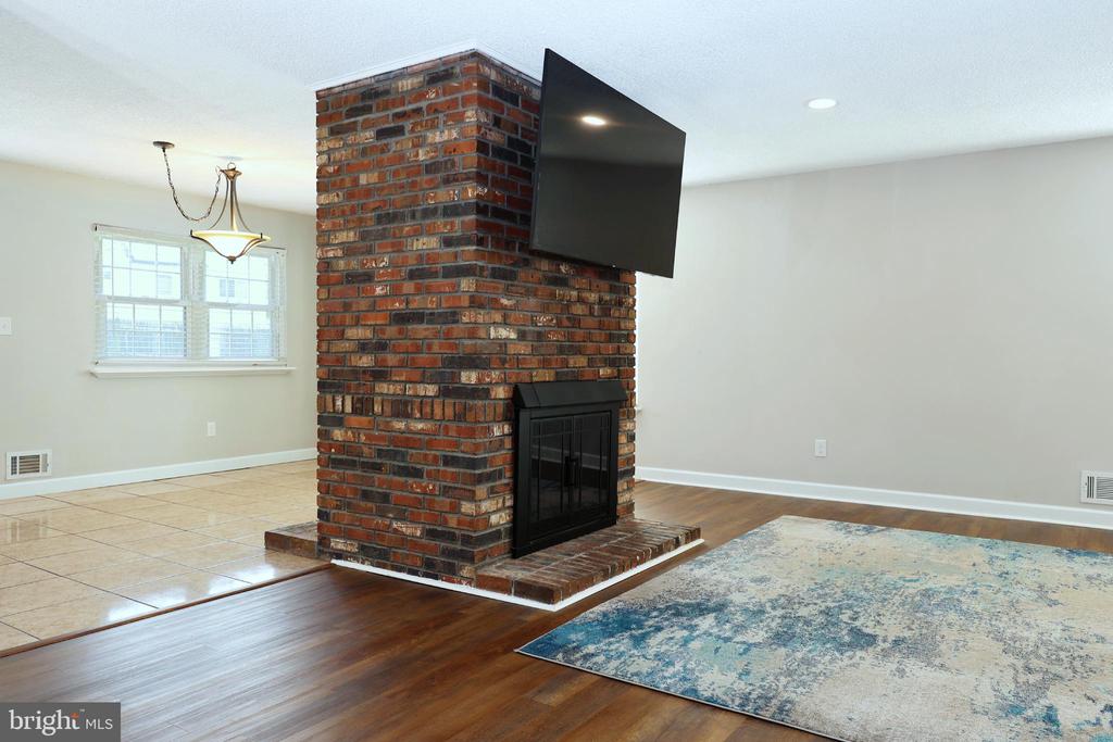 8 HOLMES LANE