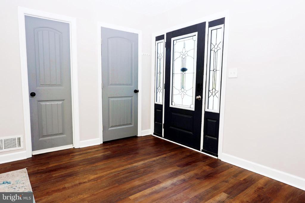 8 HOLMES LANE