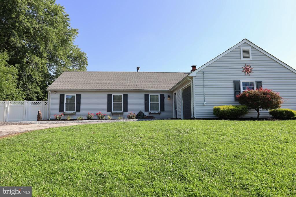 8 HOLMES LANE