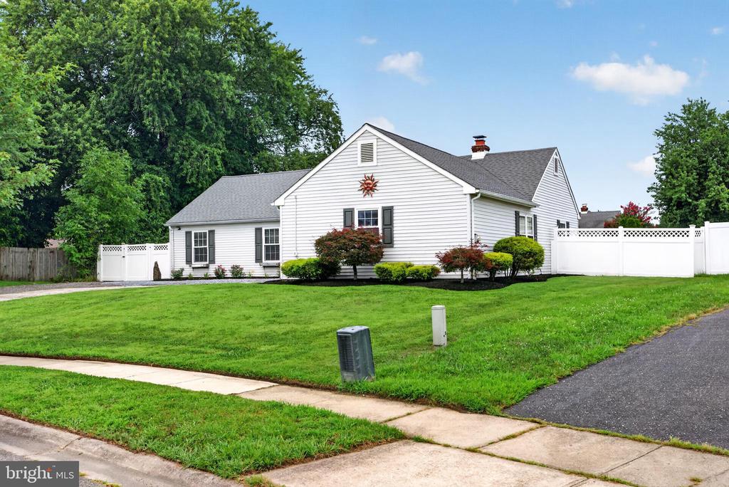 8 HOLMES LANE