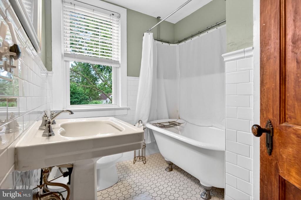 7 W COOPER AVENUE
