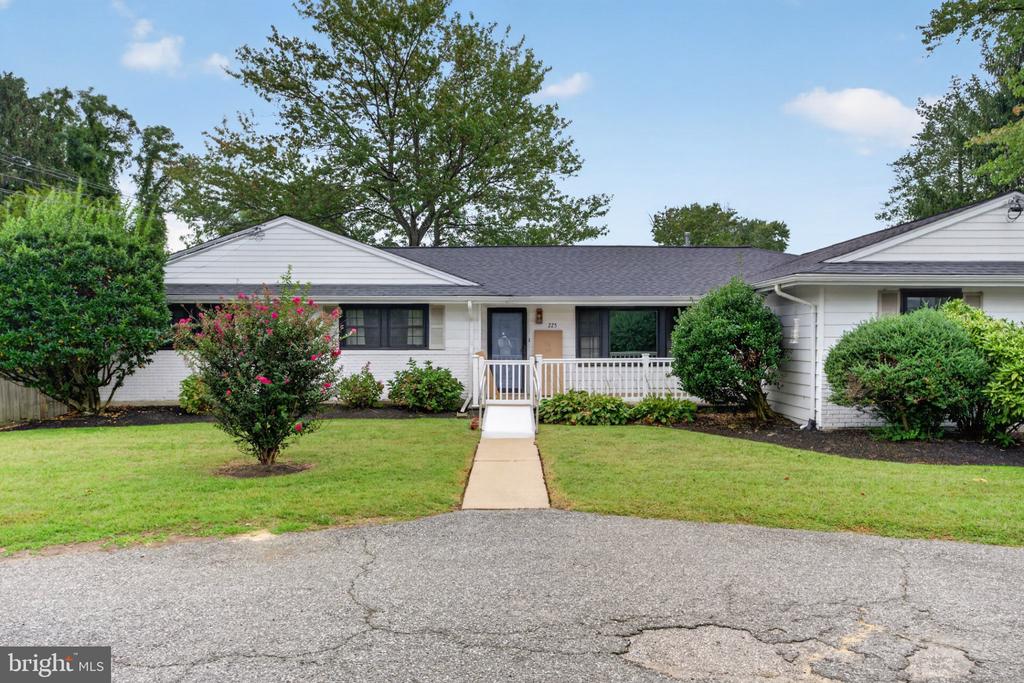 225 N LOCUST AVENUE