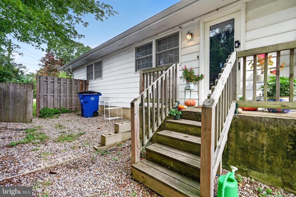 225 N LOCUST AVENUE
