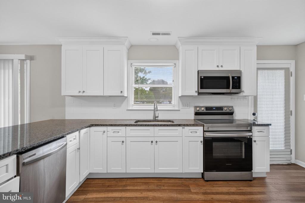 225 N LOCUST AVENUE