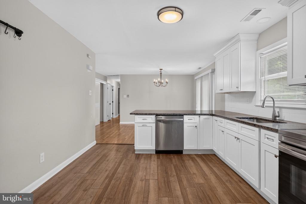 225 N LOCUST AVENUE