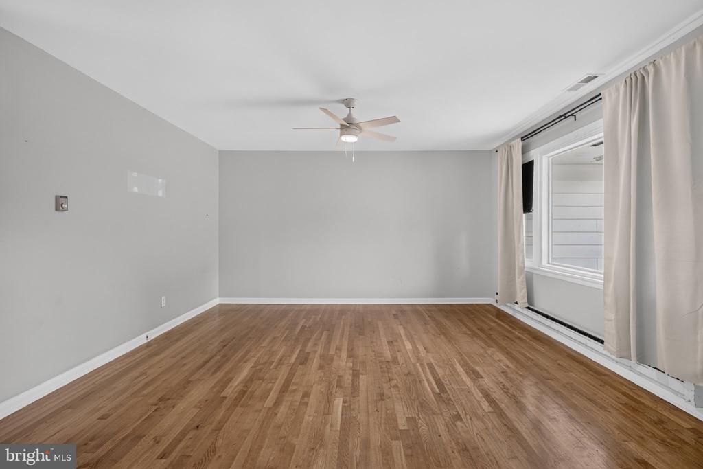 225 N LOCUST AVENUE